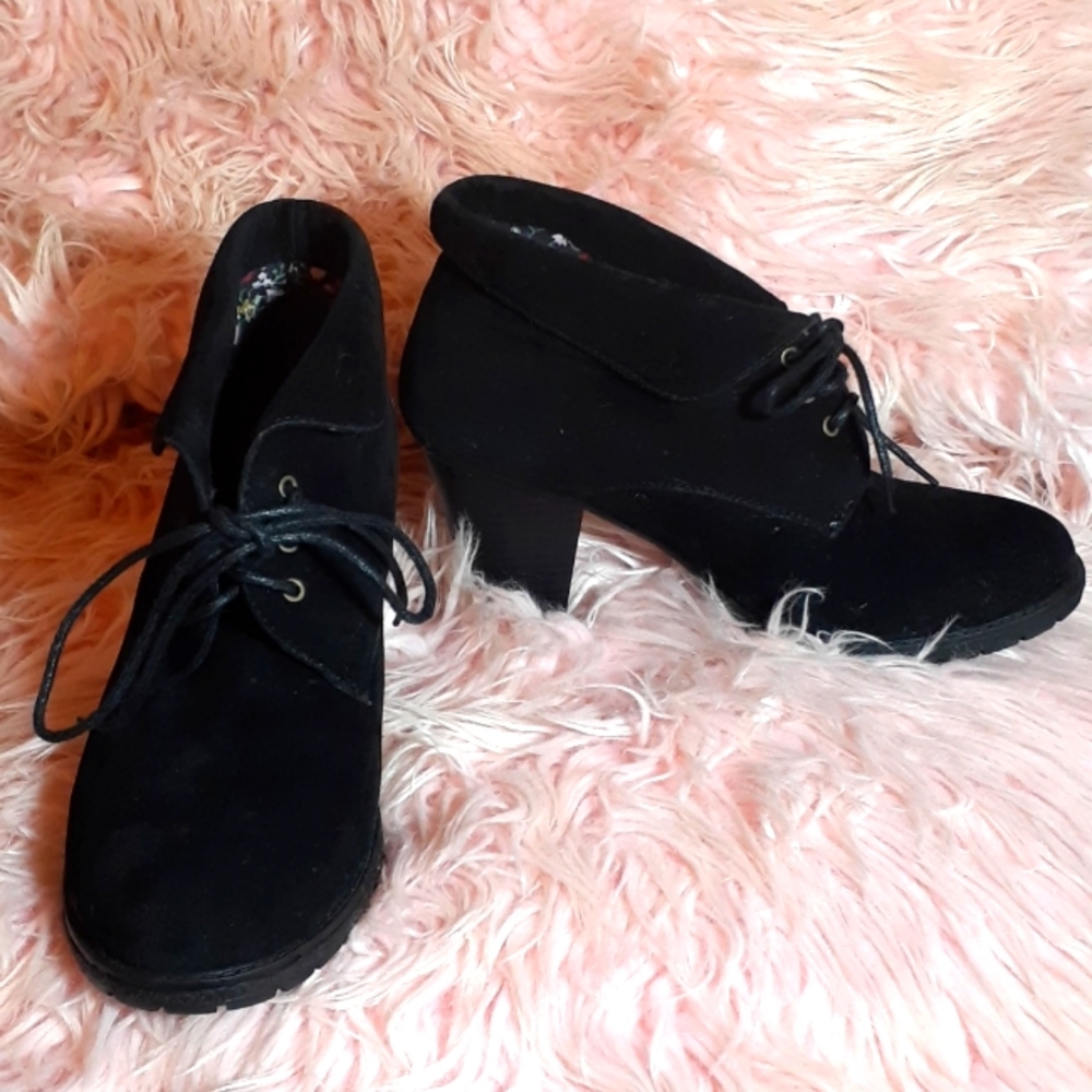 Torrid booties black faux suede with fold over top size 7 wide